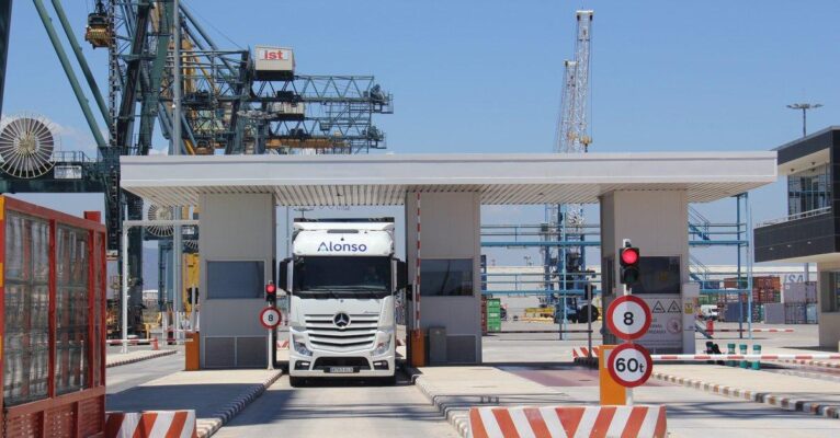 Declaration is entered into the ASYCUDA system Includes: HS Code Value of goods Duties & taxes calculation 👉 Accuracy here is critical to avoid penalties or delays. Risk Channel Assignment
